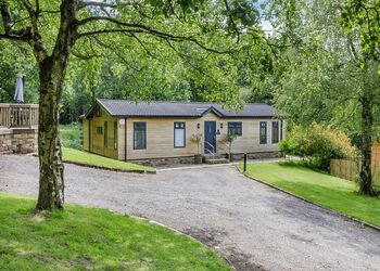 Amour Deluxe - Charlesworth Lodges, Glossop