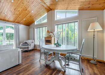 Amour Deluxe - Charlesworth Lodges, Glossop