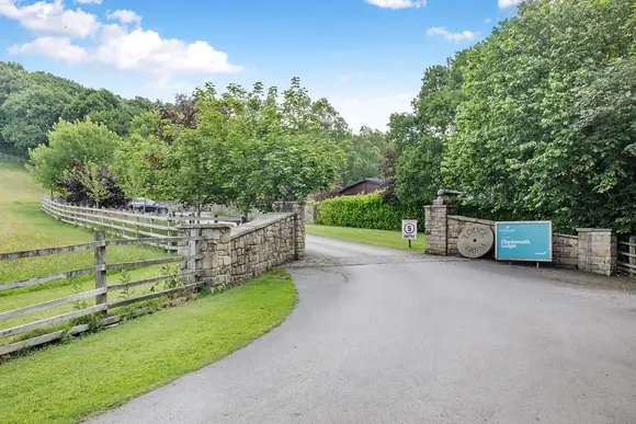 Charlesworth Lodges, Glossop