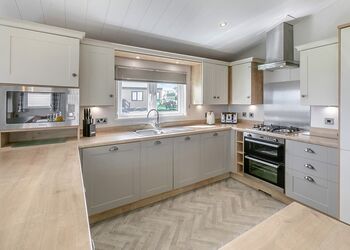 Deluxe 3 Lodge with parking, ensuite, decking & hot tub - Cherry Tree, Burgh Castle, Great Yarmouth