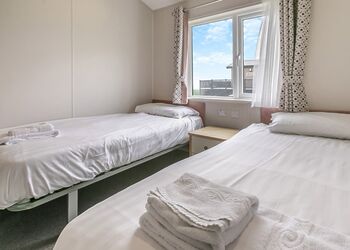 Deluxe 3 Lodge with parking, ensuite, decking & hot tub - Cherry Tree, Burgh Castle, Great Yarmouth