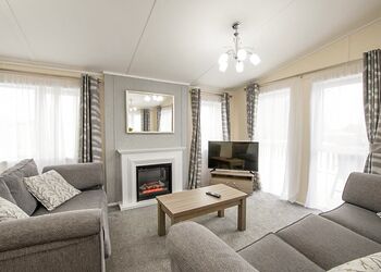 Deluxe Lodge with parking, ensuite, decking & hot tub - Cherry Tree, Burgh Castle, Great Yarmouth