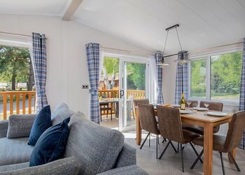 Deluxe Lodge with parking, ensuite, decking & hot tub - Cherry Tree, Burgh Castle, Great Yarmouth