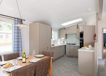 Deluxe Lodge with parking, ensuite, decking & hot tub - Cherry Tree, Burgh Castle, Great Yarmouth