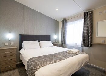 Deluxe Lodge with parking, ensuite, decking & hot tub - Cherry Tree, Burgh Castle, Great Yarmouth