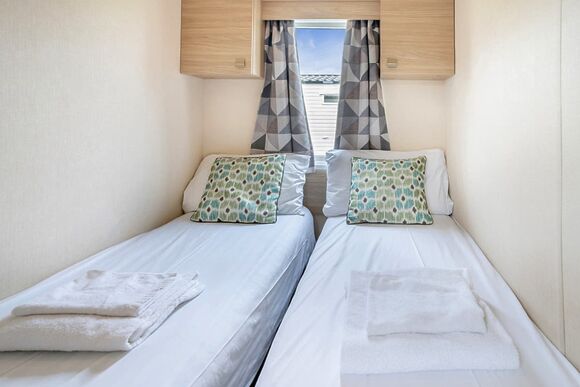 Bronze 3 Bedroom Caravan, Sleeps 8 - Cherry Tree, Burgh Castle, Great Yarmouth