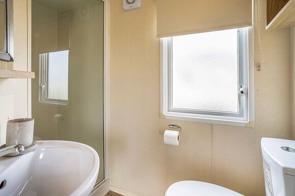 Bronze 3 Bedroom Caravan, Sleeps 8 - Cherry Tree, Burgh Castle, Great Yarmouth