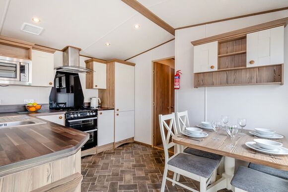 Gold Caravan with parking, ensuite & decking - Cherry Tree, Burgh Castle, Great Yarmouth