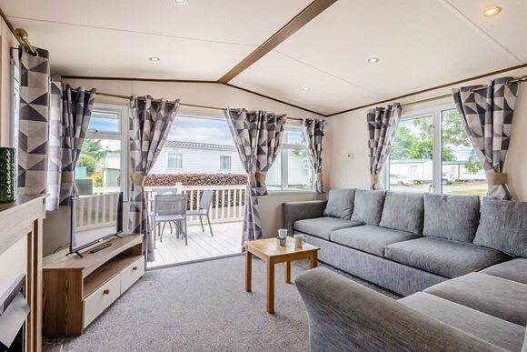 Gold Caravan with parking, ensuite & decking P, Gold Caravan with parking, ensuite & decking - Cherry Tree, Burgh Castle, Great Yarmouth