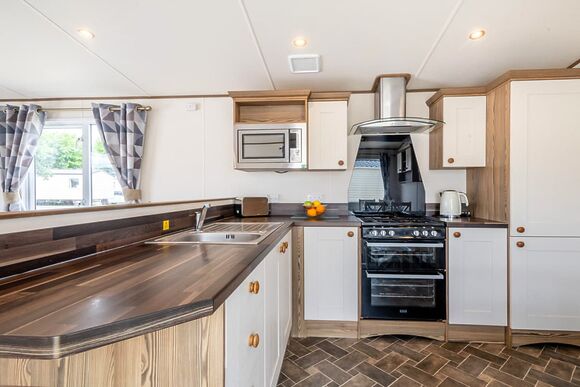 Gold Caravan with parking, ensuite & decking P, Gold Caravan with parking, ensuite & decking - Cherry Tree, Burgh Castle, Great Yarmouth