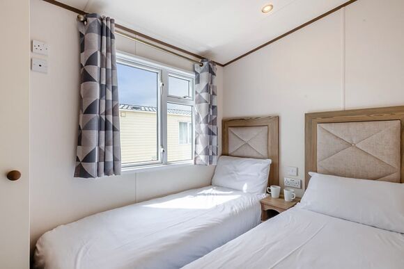 Gold Caravan with parking, ensuite & decking P, Gold Caravan with parking, ensuite & decking - Cherry Tree, Burgh Castle, Great Yarmouth