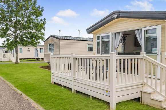 Gold Caravan with ensuite & decking - Cherry Tree, Burgh Castle, Great Yarmouth