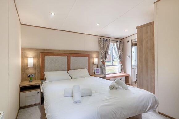 Gold Premium Caravan with parking & decking - Cherry Tree, Burgh Castle, Great Yarmouth