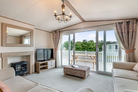 Gold Premium Caravan with parking, ensuite & decking - Cherry Tree, Burgh Castle, Great Yarmouth