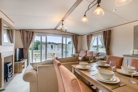 Gold Premium Caravan with parking, ensuite & decking - Cherry Tree, Burgh Castle, Great Yarmouth