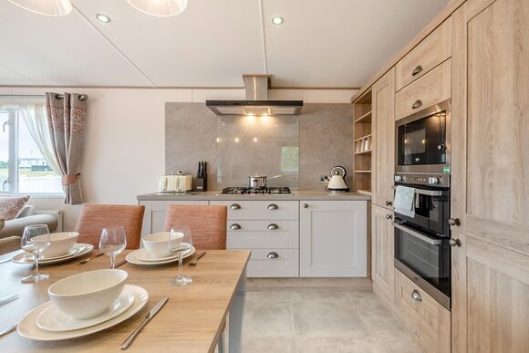 Gold Premium Caravan with parking, ensuite & decking - Cherry Tree, Burgh Castle, Great Yarmouth