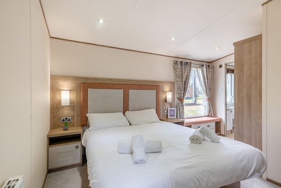 Gold Premium Caravan with parking, ensuite & decking, Gold Premium 2, Slps 6, parking, ensuite, decking P - Cherry Tree, Burgh Castle, Great Yarmouth