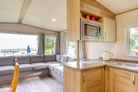 Silver Caravan with ensuite & decking P, Silver Caravan with ensuite & decking - Cherry Tree, Burgh Castle, Great Yarmouth