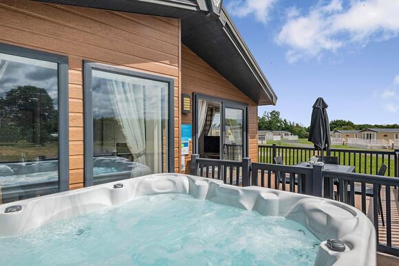 Deluxe Lodge with parking, ensuite, decking & hot tub - Cherry Tree, Burgh Castle, Great Yarmouth