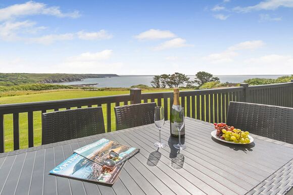 Deluxe 3 Lodge with parking, ensuite, decking & hot tub - Cherry Tree, Burgh Castle, Great Yarmouth