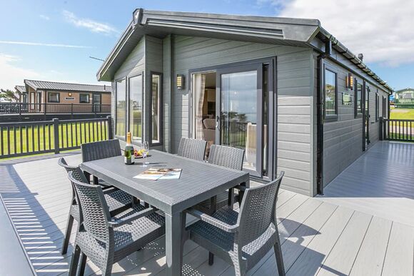 Deluxe 3 Lodge with parking, ensuite, decking & hot tub - Cherry Tree, Burgh Castle, Great Yarmouth