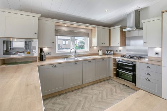 Deluxe 3 Lodge with parking, ensuite, decking & hot tub - Cherry Tree, Burgh Castle, Great Yarmouth