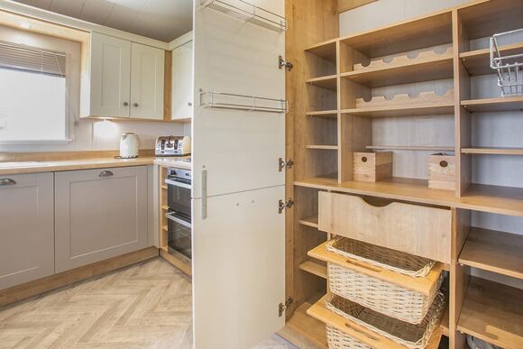 Deluxe 3 Lodge with parking, ensuite, decking & hot tub - Cherry Tree, Burgh Castle, Great Yarmouth