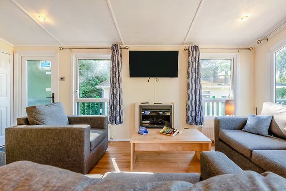 Superior Lodge with parking, ensuite & decking - Cherry Tree, Burgh Castle, Great Yarmouth