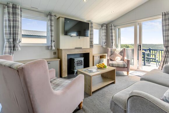 Deluxe 3 Lodge with parking, ensuite & decking - Cherry Tree, Burgh Castle, Great Yarmouth