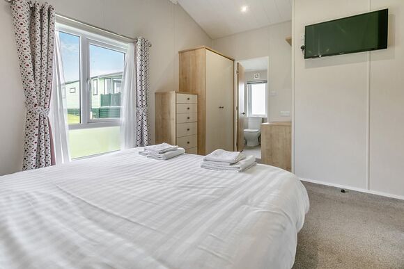 Deluxe 3 Lodge with parking, ensuite & decking - Cherry Tree, Burgh Castle, Great Yarmouth