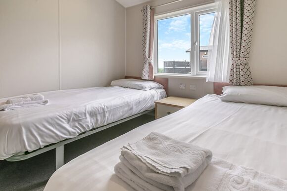 Deluxe 3 Lodge with parking, ensuite & decking - Cherry Tree, Burgh Castle, Great Yarmouth