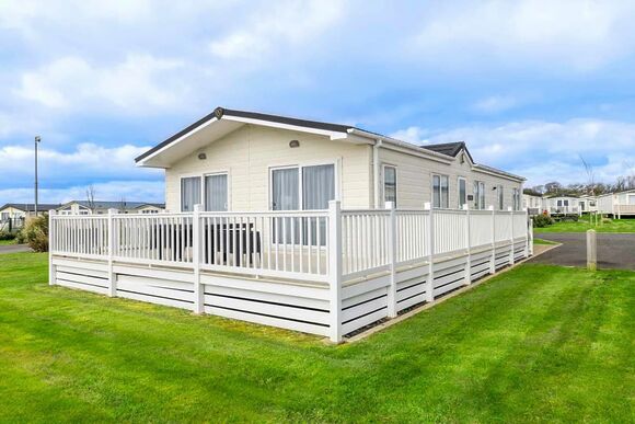 Deluxe Lodge with parking, ensuite, decking & hot tub - Cherry Tree, Burgh Castle, Great Yarmouth