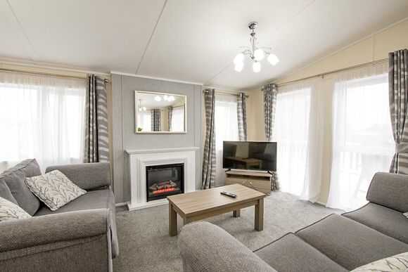 Deluxe Lodge with parking, ensuite, decking & hot tub - Cherry Tree, Burgh Castle, Great Yarmouth