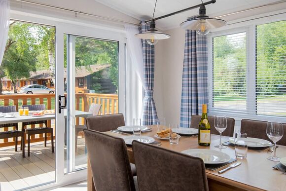 Deluxe Lodge with parking, ensuite, decking & hot tub - Cherry Tree, Burgh Castle, Great Yarmouth