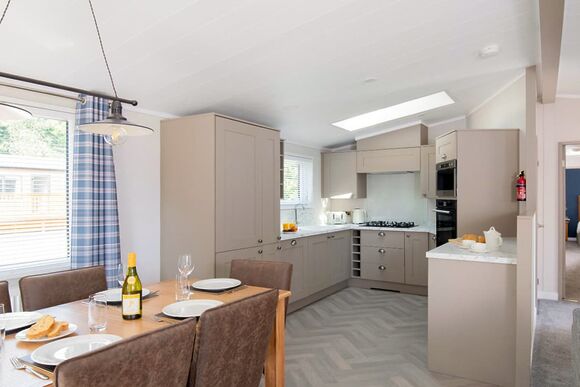 Deluxe Lodge with parking, ensuite, decking & hot tub - Cherry Tree, Burgh Castle, Great Yarmouth