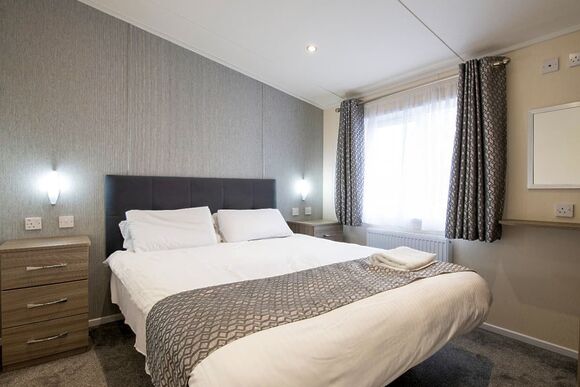 Deluxe Lodge with parking, ensuite, decking & hot tub - Cherry Tree, Burgh Castle, Great Yarmouth