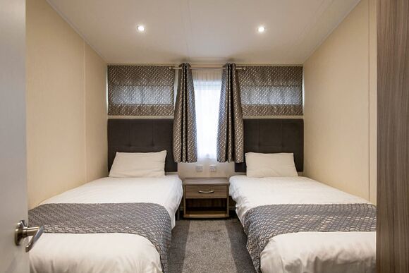 Deluxe Lodge with parking, ensuite, decking & hot tub - Cherry Tree, Burgh Castle, Great Yarmouth