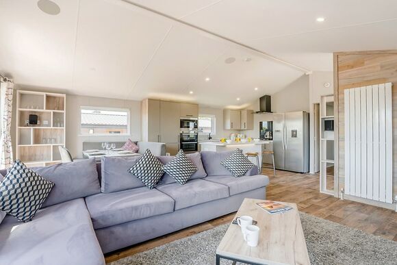 Prestige Lodge with parking, ensuite & decking - Cherry Tree, Burgh Castle, Great Yarmouth