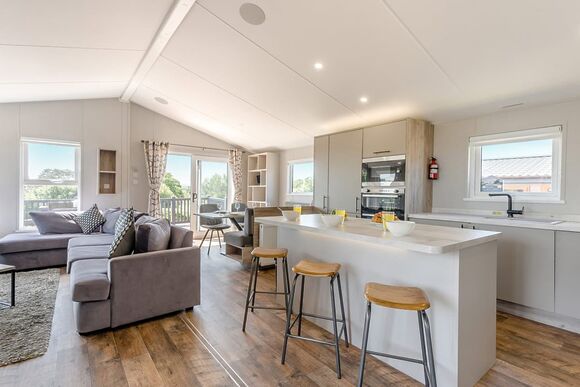 Prestige Lodge with parking, ensuite & decking - Cherry Tree, Burgh Castle, Great Yarmouth