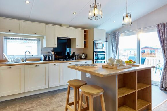 Prestige 3 Lodge with parking, ensuite & decking - Cherry Tree, Burgh Castle, Great Yarmouth