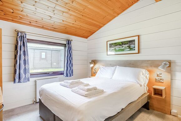 Superior Lodge with parking & decking - Cherry Tree, Burgh Castle, Great Yarmouth