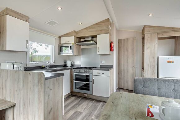 Silver 3 Caravan, slps 8, parking, ensuite, deck - Cherry Tree, Burgh Castle, Great Yarmouth