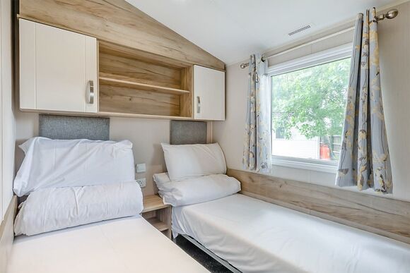 Silver 3 Caravan, slps 8, parking, ensuite, deck - Cherry Tree, Burgh Castle, Great Yarmouth