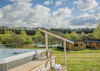 Orchard Ground Floor Apartment Hot Tub - Clawford Lakes Resort and Spa, Clawton, Nr Holsworthy