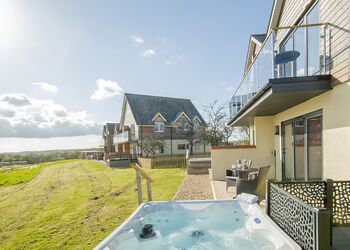 Valley Ground Floor Apartment Hot Tub - Clawford Lakes Resort and Spa, Clawton, Nr Holsworthy
