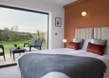 Valley Ground Floor Apartment Hot Tub - Clawford Lakes Resort and Spa, Clawton, Nr Holsworthy