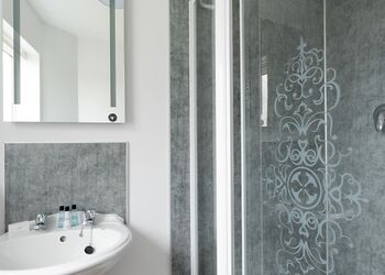 Valley Ground Floor Apartment Hot Tub - Clawford Lakes Resort and Spa, Clawton, Nr Holsworthy