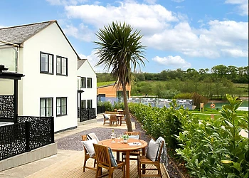 Lake Ground Floor Apartment Hot tub 