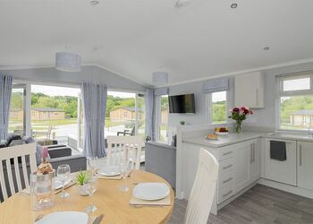 Orchard Luxury 2 Hot Tub Pet - Clawford Lakes Resort and Spa, Clawton, Nr Holsworthy