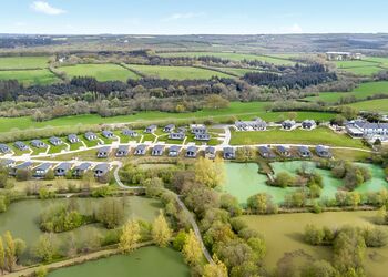 Orchard Luxury 2 Hot Tub Pet - Clawford Lakes Resort and Spa, Clawton, Nr Holsworthy